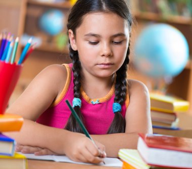 Okulda sınıfta şirin İspanyol ve Latin kız