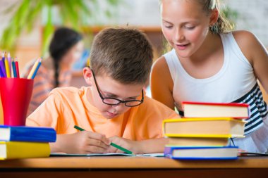 Okulda sınıfta okul