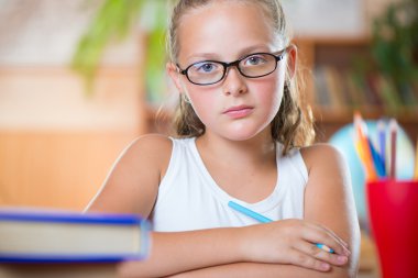 sevimli kız okulda sınıfta