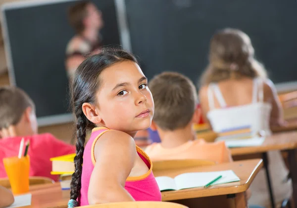 Vacker flicka under lektion i skolan — Stockfoto