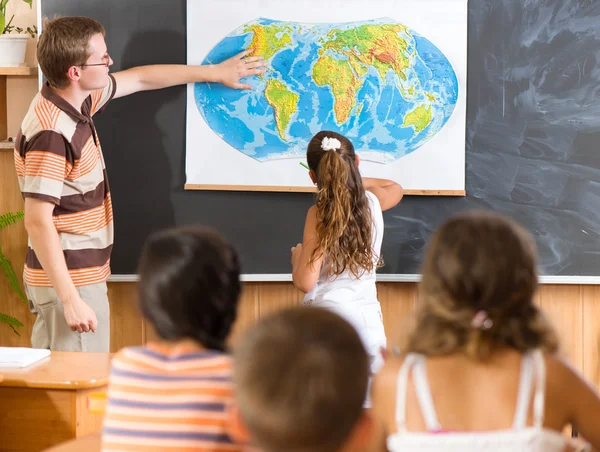 Jovem professor na aula de geografia — Fotografia de Stock