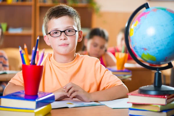 Escolares em sala de aula na escola — Fotografia de Stock