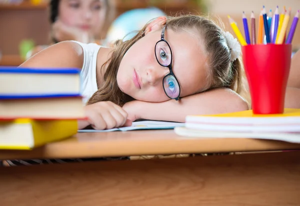 Söt flicka i klassrum på skolan — Stockfoto