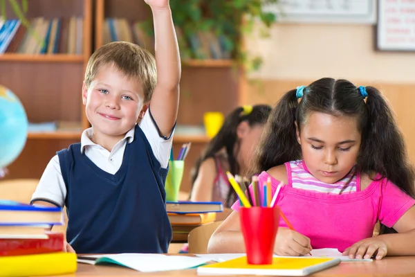 Écoliers pendant les cours en classe à l'école — Photo