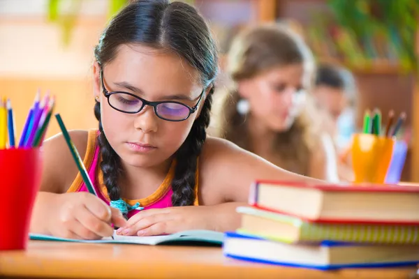 Jolie fille dans la salle de classe à l'école — Photo