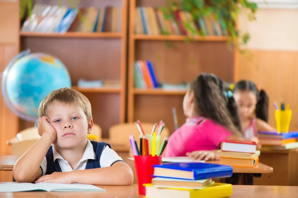 Escolares em sala de aula na escola — Fotografia de Stock