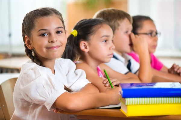 Quatre élèves assidus qui étudient en classe — Photo