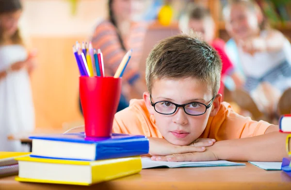 Los escolares en el aula en la escuela Imágenes de stock libres de derechos