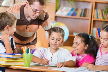 çalışkan schoolkids ve öğretmenleri ders, portre