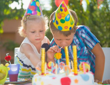 mutlu çocuklar eğleniyor doğum günü partisinde