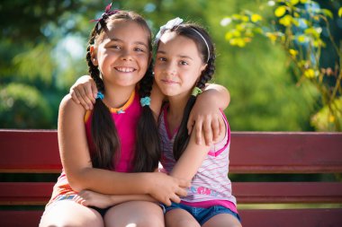 Eğleniyor iki mutlu kız resim