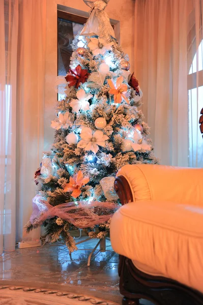 Árvore de Natal iluminada em casa — Fotografia de Stock