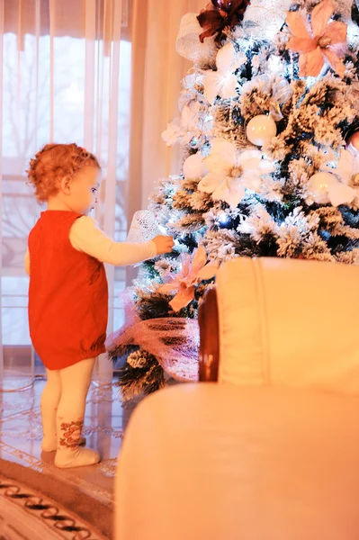 Petite fille décoration arbre de Noël — Photo