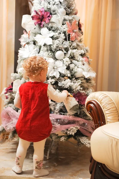 Niña decoración árbol de Navidad —  Fotos de Stock