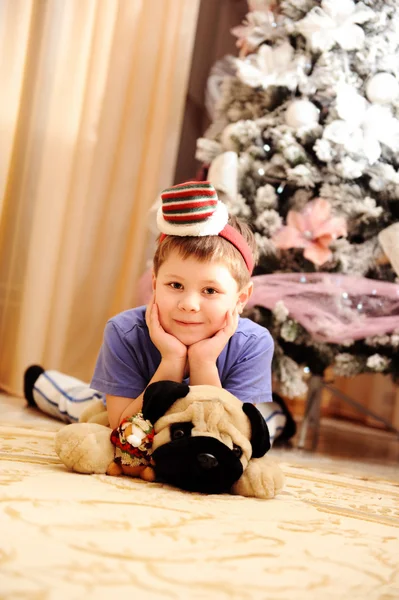 Retrato de niño afuera con árboles de Navidad — Foto de Stock