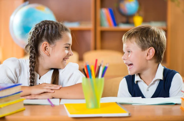 Niedliche Schulkinder haben Spaß im Klassenzimmer — Stockfoto