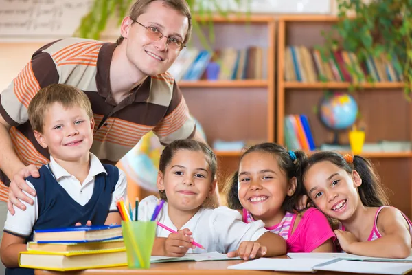 Grupp elever i klassrummet med lärare — Stockfoto