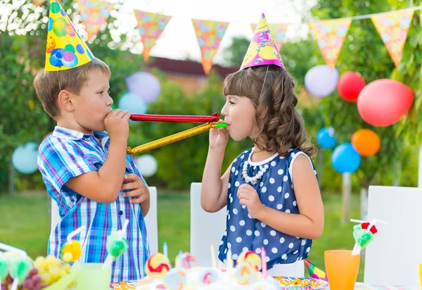 De gelukkige kinderen plezier op verjaardagspartij — Stockfoto