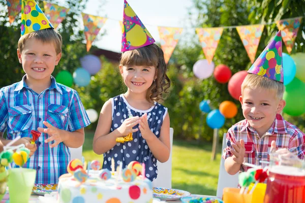 Gruppo di bambini che si divertono alla festa di compleanno — Foto Stock