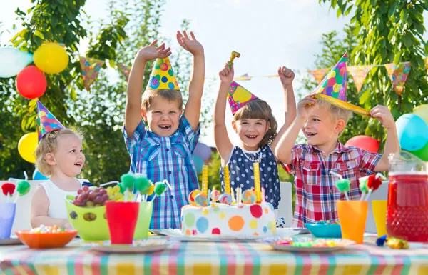 Група дітей розважається на вечірці на день народження — стокове фото