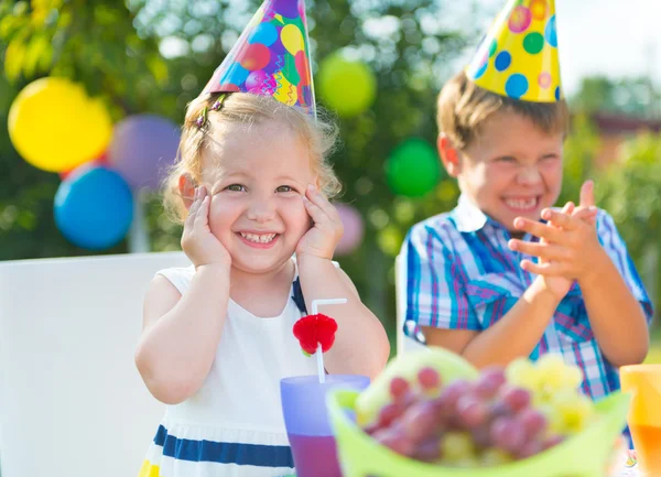 De gelukkige kinderen plezier op verjaardagspartij — Stockfoto