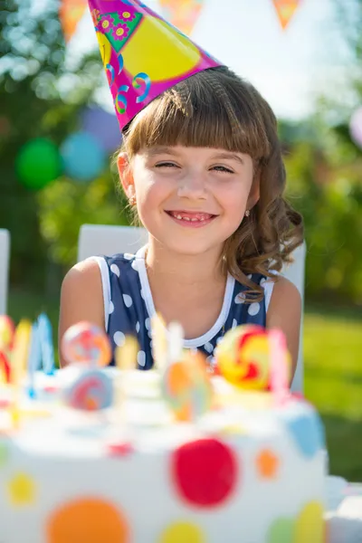 Mooi meisje op de partij van de kindverjaardag — Stockfoto