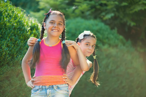 Imagen de dos hermanas felices divirtiéndose —  Fotos de Stock