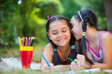 kız yaz Park kitap okuma