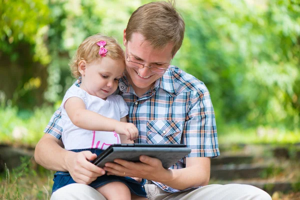 Junger Vater und kleine Tochter lesen — Stockfoto