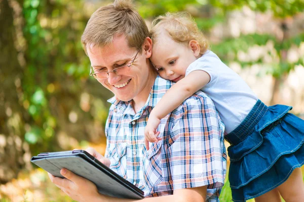 Junger Vater und kleine Tochter haben Spaß — Stockfoto