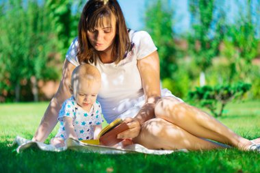 genç anne küçük oğlu için kitap okumak