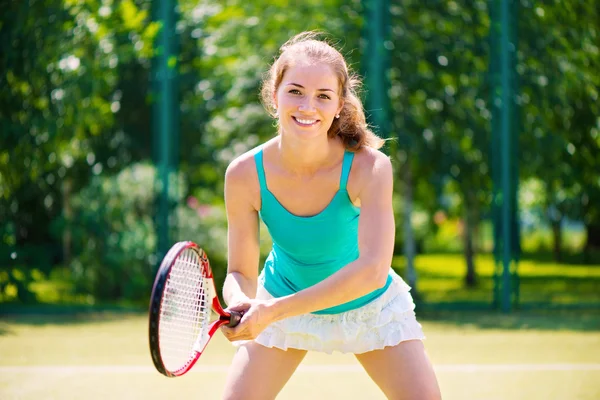 Porträt einer jungen Tennisspielerin — Stockfoto