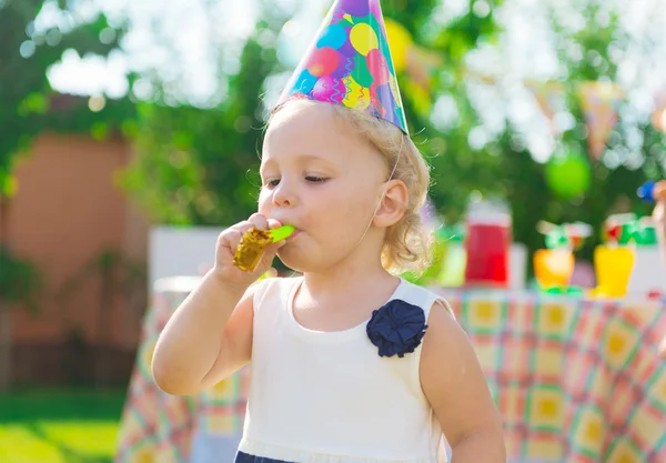 Menina bonita na festa de aniversário da criança — Fotografia de Stock