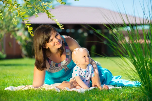 Ung mamma och hennes lille son — Stockfoto