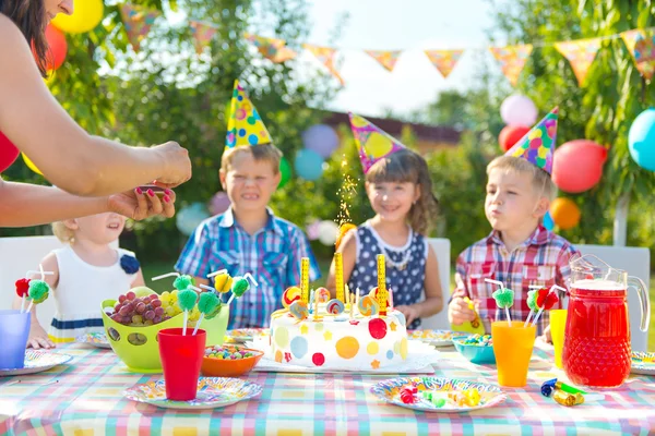 Grupa uroczych dzieci bawiących się na przyjęciu urodzinowym — Zdjęcie stockowe