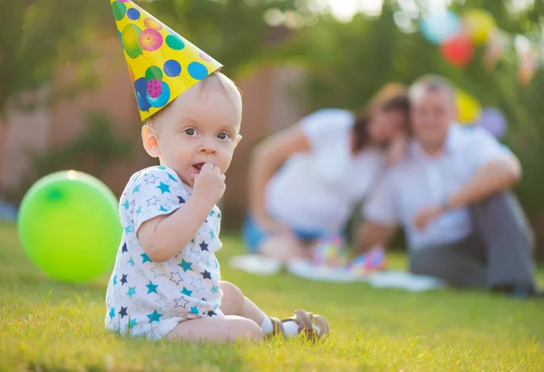 Pequeno bebê em boné em seu aniversário — Fotografia de Stock