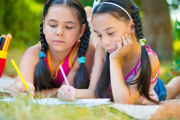 Hispanic sisters drawing in summer park — Stock Photo, Image