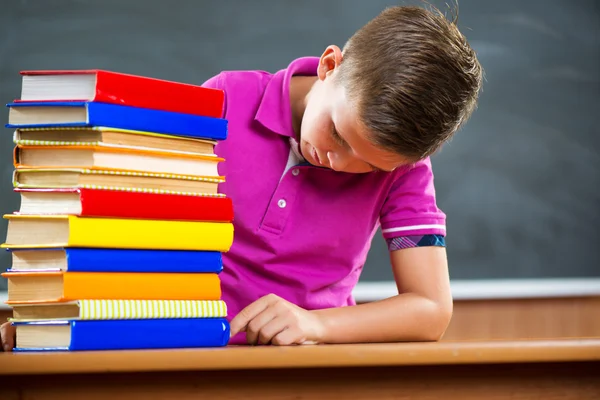 Adorável estudante com pilha de livros — Fotografia de Stock