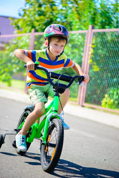 Ładny mały chłopiec w rowerze — Zdjęcie stockowe