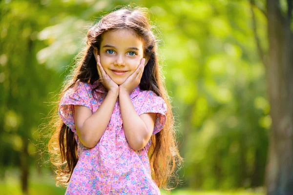 Retrato de menina hispânica no parque ensolarado — Fotografia de Stock