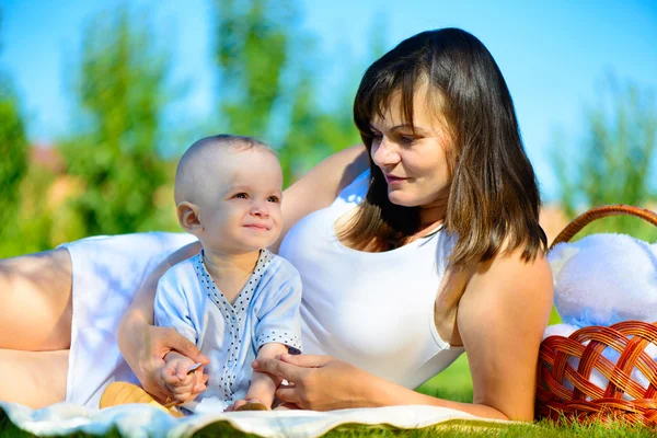 Mooie jonge moeder met haar zoontje — Stockfoto