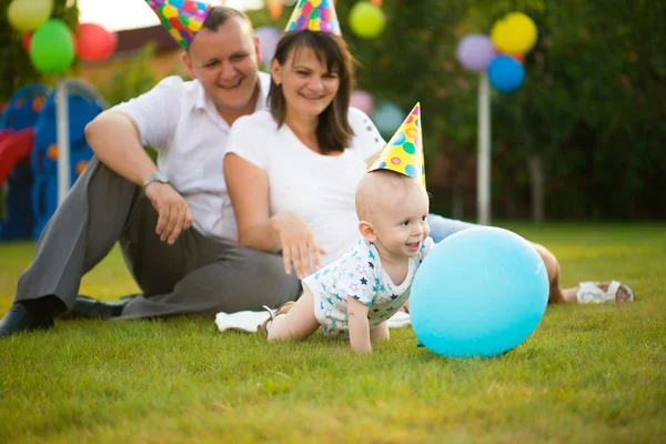 Petit bébé en bonnet le jour de son anniversaire — Photo