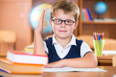 Gözlüklü şirin çalışkan öğrenci