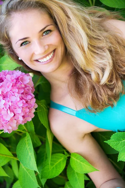 Wunderschöne junge Frau — Stockfoto