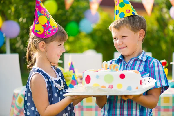 Carino bambini innamorati tenere torta — Foto Stock