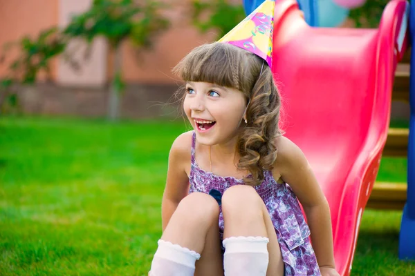 Sevimli küçük kız oyun parkında eğleniyor — Stok fotoğraf