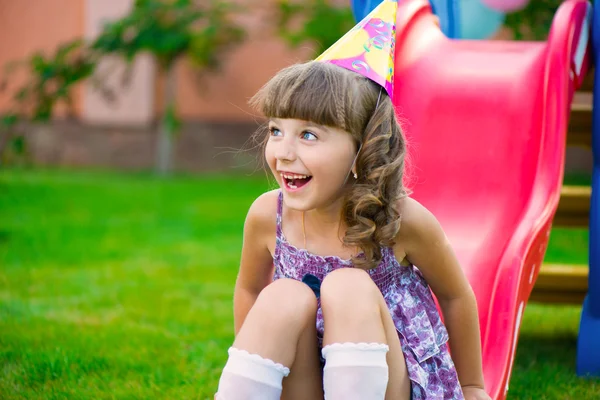 Jolie petite fille qui s'amuse sur l'aire de jeux — Photo