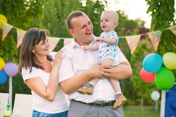 Família feliz celebrando o primeiro aniversário do bebê — Fotografia de Stock