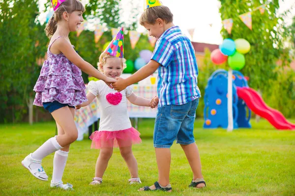 Trois petits enfants dansant rond-delay — Photo