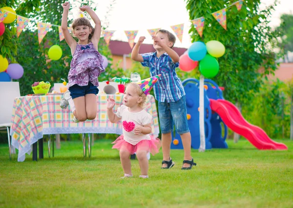 Tres niños felices bailando —  Fotos de Stock